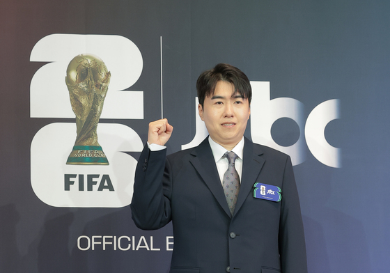포즈 취하는 김환 해설위원