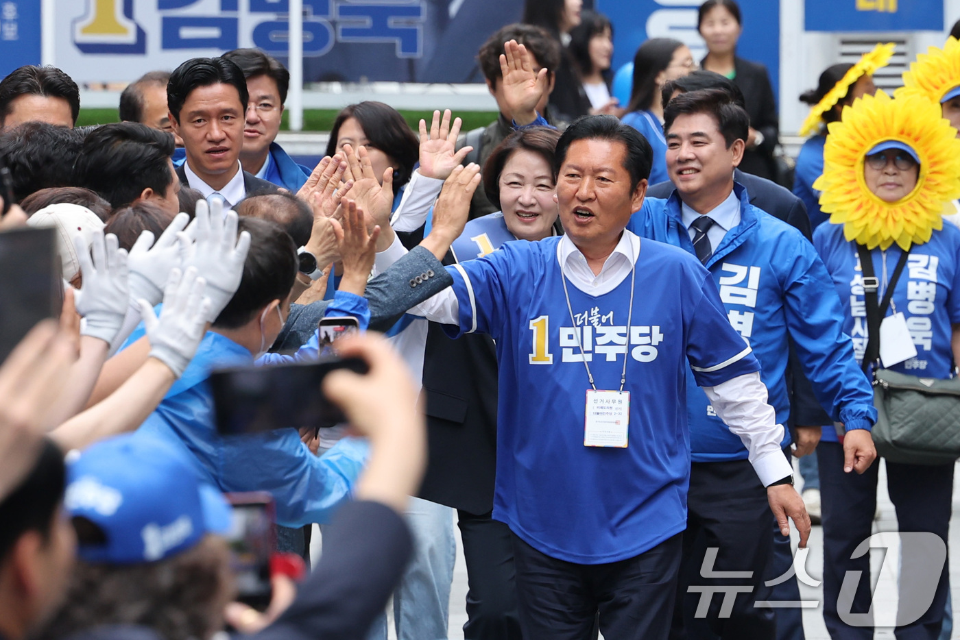 (성남=뉴스1) 신웅수 기자 = 정청래 더불어민주당 대표와 추미애 경기도지사 후보, 김병욱 성남시장 후보가 6·3 지방선거 공식 선거운동이 시작된 21일 경기 성남시 서현역을 찾아 …