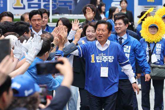 정청래 대표 '선거운동 힘차게'