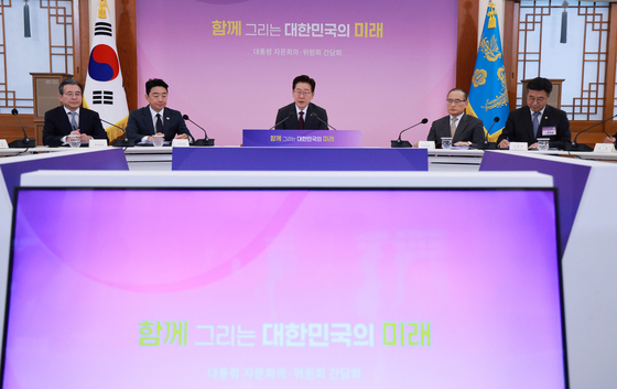 대통령 자문회의·위원회 간담회 발언하는 이재명 대통령