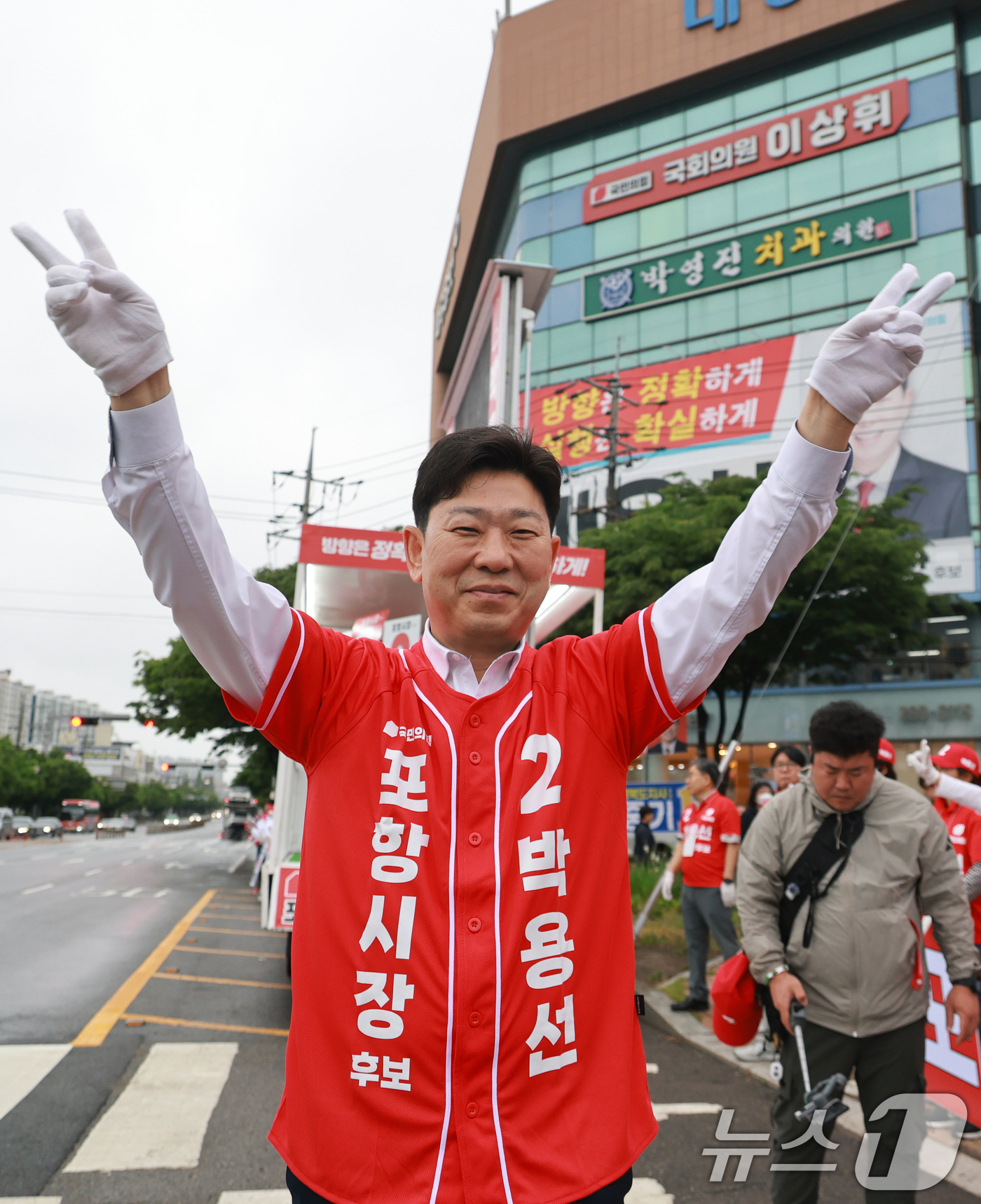 (포항=뉴스1) 최창호 기자 = 6·3 지방선거 공식 선거운동이 시작된 21일 오전 박용선 국민의힘 포항시장 후보가 남구 대잠동 교차로에서 거리 인사를 하고 있다.  2026.5. …