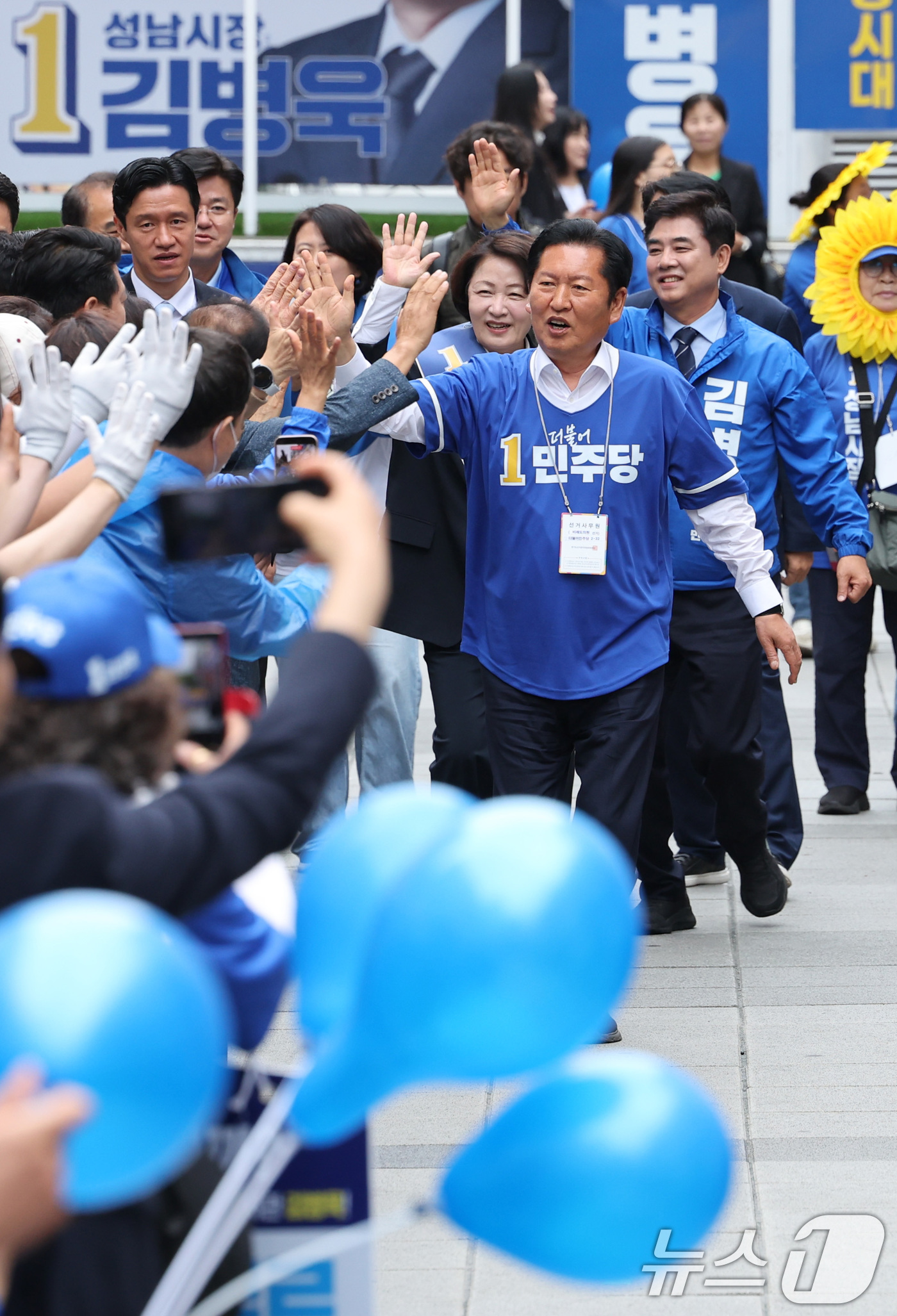 (성남=뉴스1) 신웅수 기자 = 정청래 더불어민주당 대표와 추미애 경기도지사 후보, 김병욱 성남시장 후보가 6·3 지방선거 공식 선거운동이 시작된 21일 경기 성남시 서현역을 찾아 …