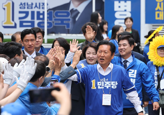 하이파이브 하며 입장하는 정청래·추미애·김병욱