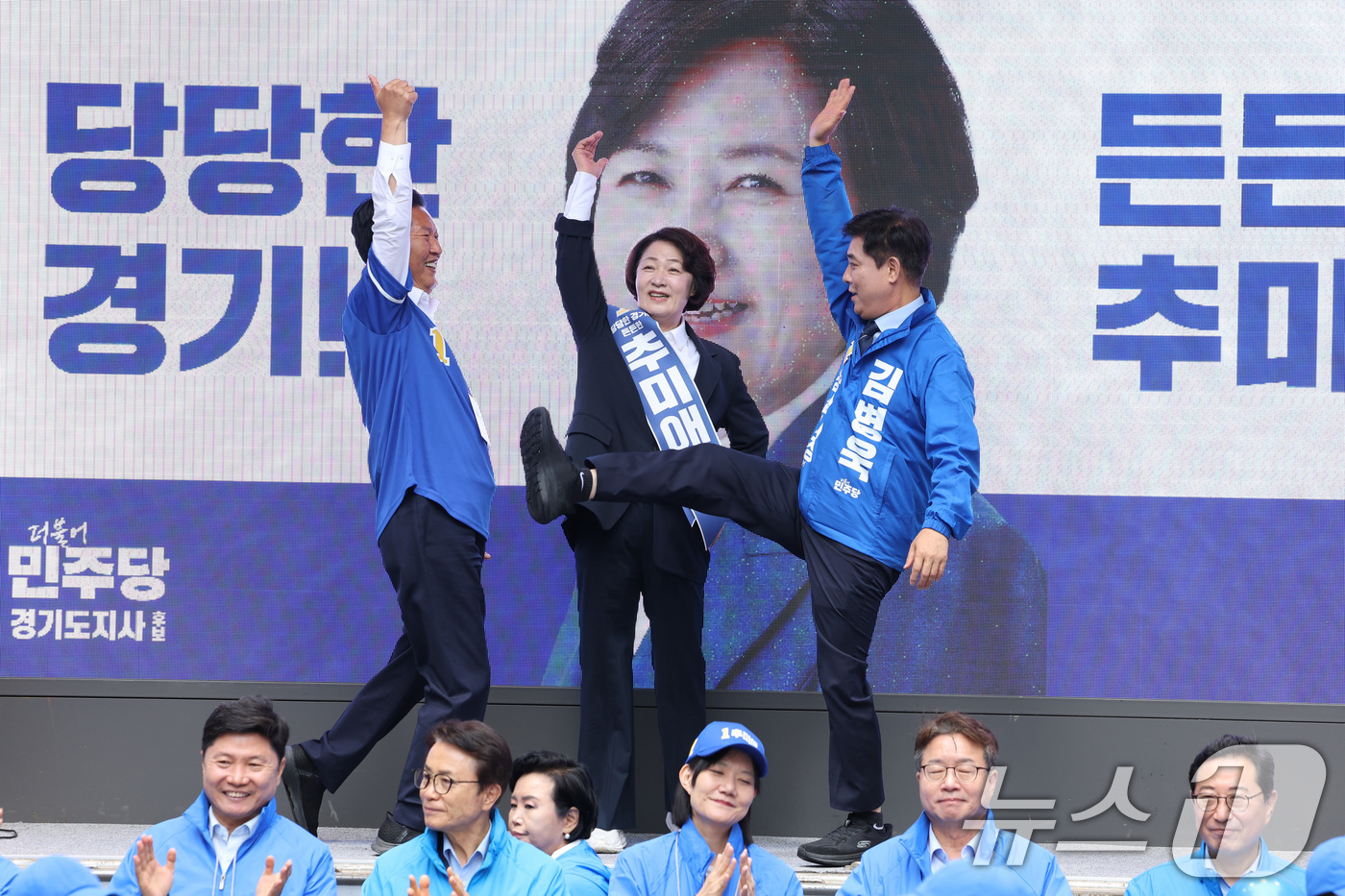 (성남=뉴스1) 신웅수 기자 = 정청래 더불어민주당 대표와 추미애 경기도지사 후보, 김병욱 성남시장 후보가 6·3 지방선거 공식 선거운동이 시작된 21일 경기 성남시 서현역을 찾아 …