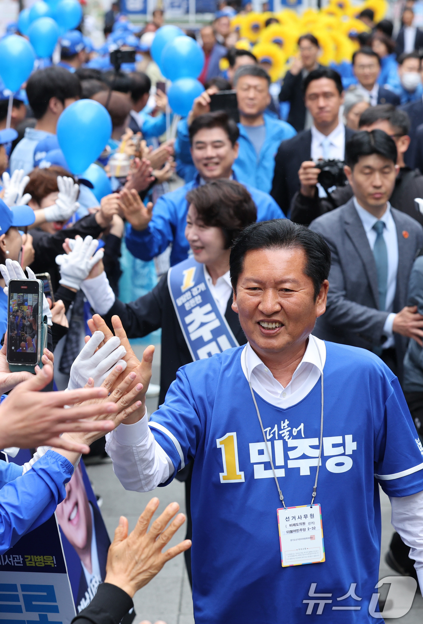 (성남=뉴스1) 신웅수 기자 = 정청래 더불어민주당 대표와 추미애 경기도지사 후보, 김병욱 성남시장 후보가 6·3 지방선거 공식 선거운동이 시작된 21일 경기 성남시 서현역을 찾아 …