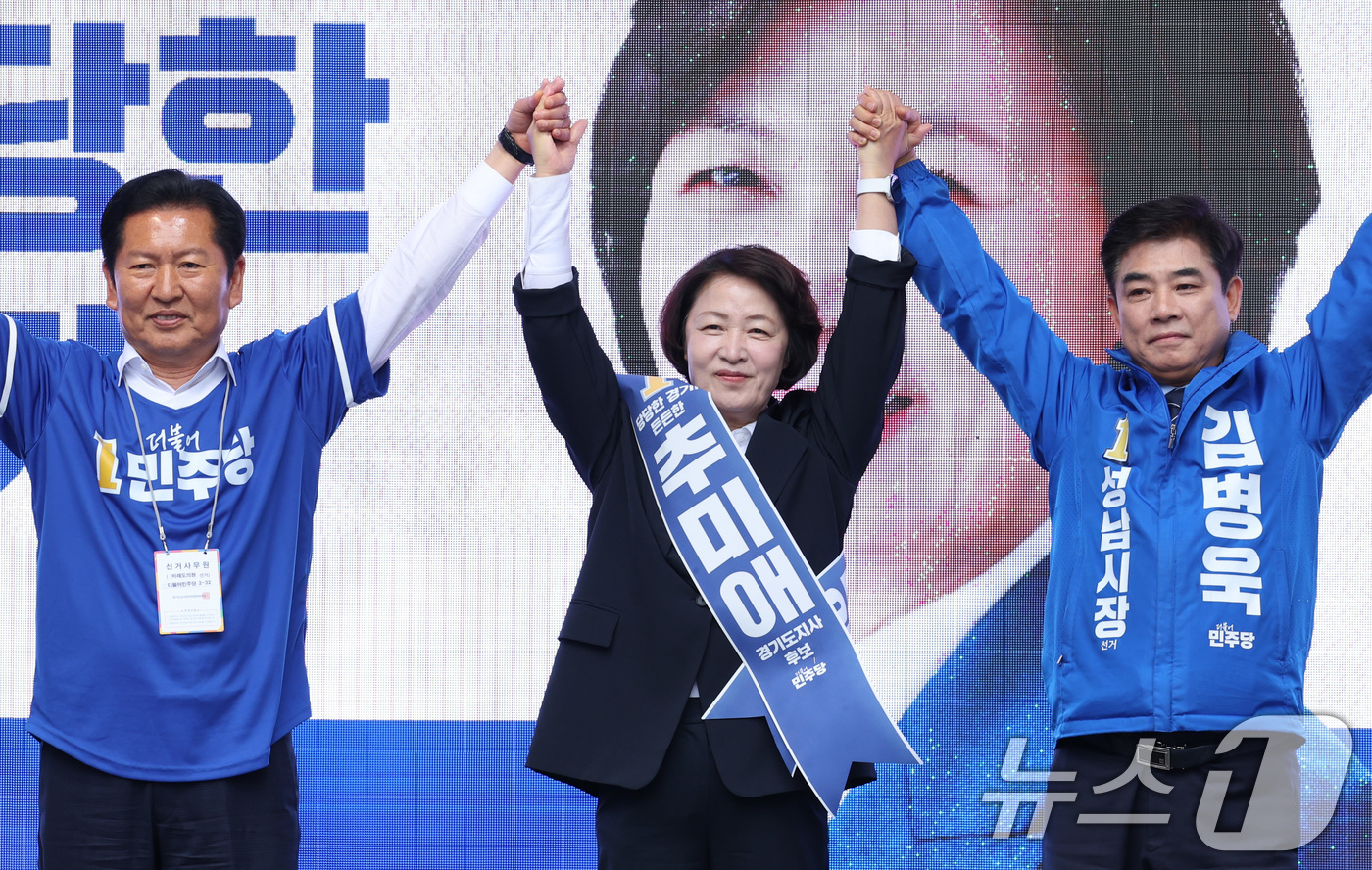 (성남=뉴스1) 신웅수 기자 = 정청래 더불어민주당 대표가 6·3 지방선거 공식 선거운동이 시작된 21일 경기 성남시 서현역을 찾아 추미애 경기도지사 후보, 김병욱 성남시장 후보 …