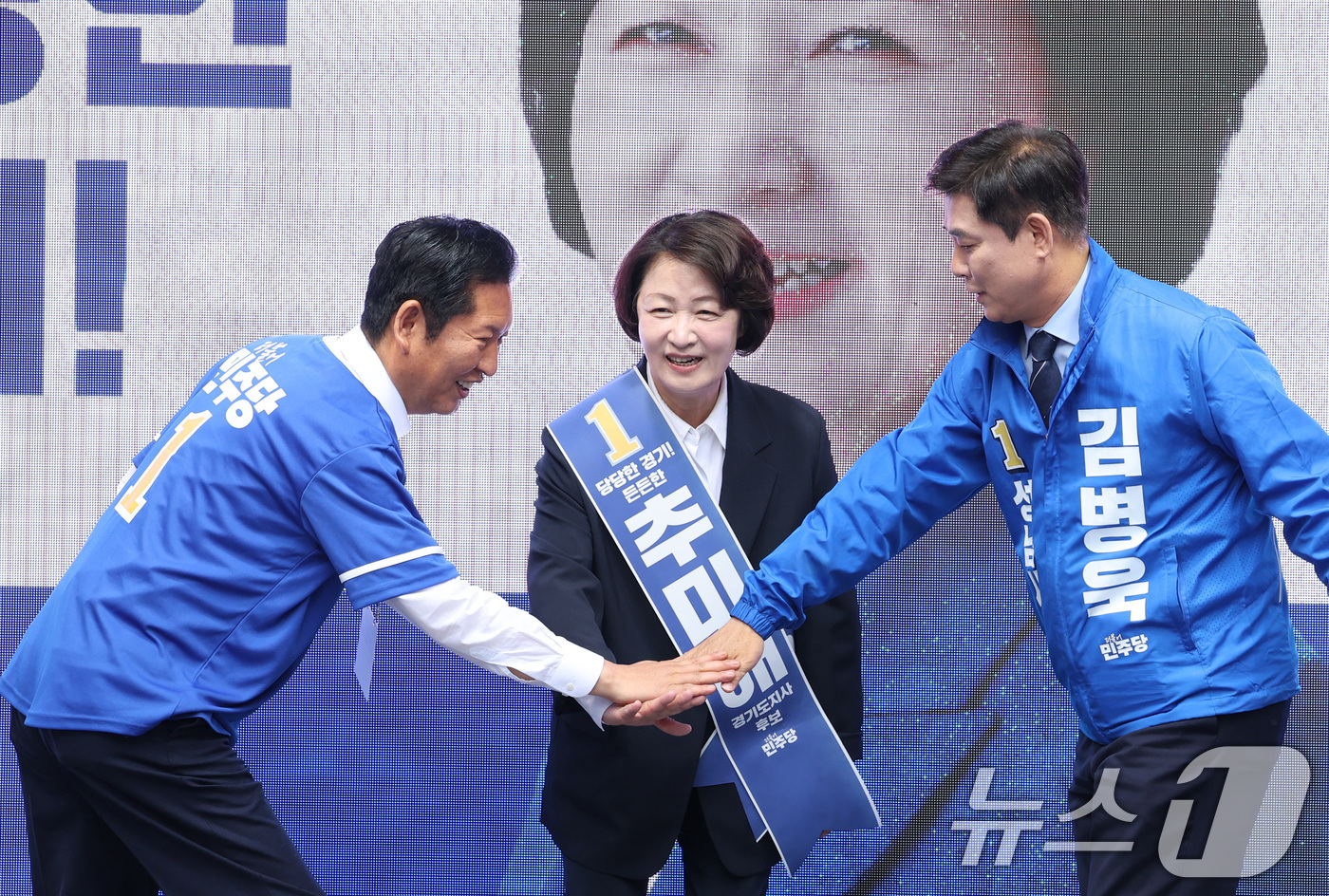 (성남=뉴스1) 신웅수 기자 = 정청래 더불어민주당 대표가 6·3 지방선거 공식 선거운동이 시작된 21일 경기 성남시 서현역을 찾아 추미애 경기도지사 후보, 김병욱 성남시장 후보 …