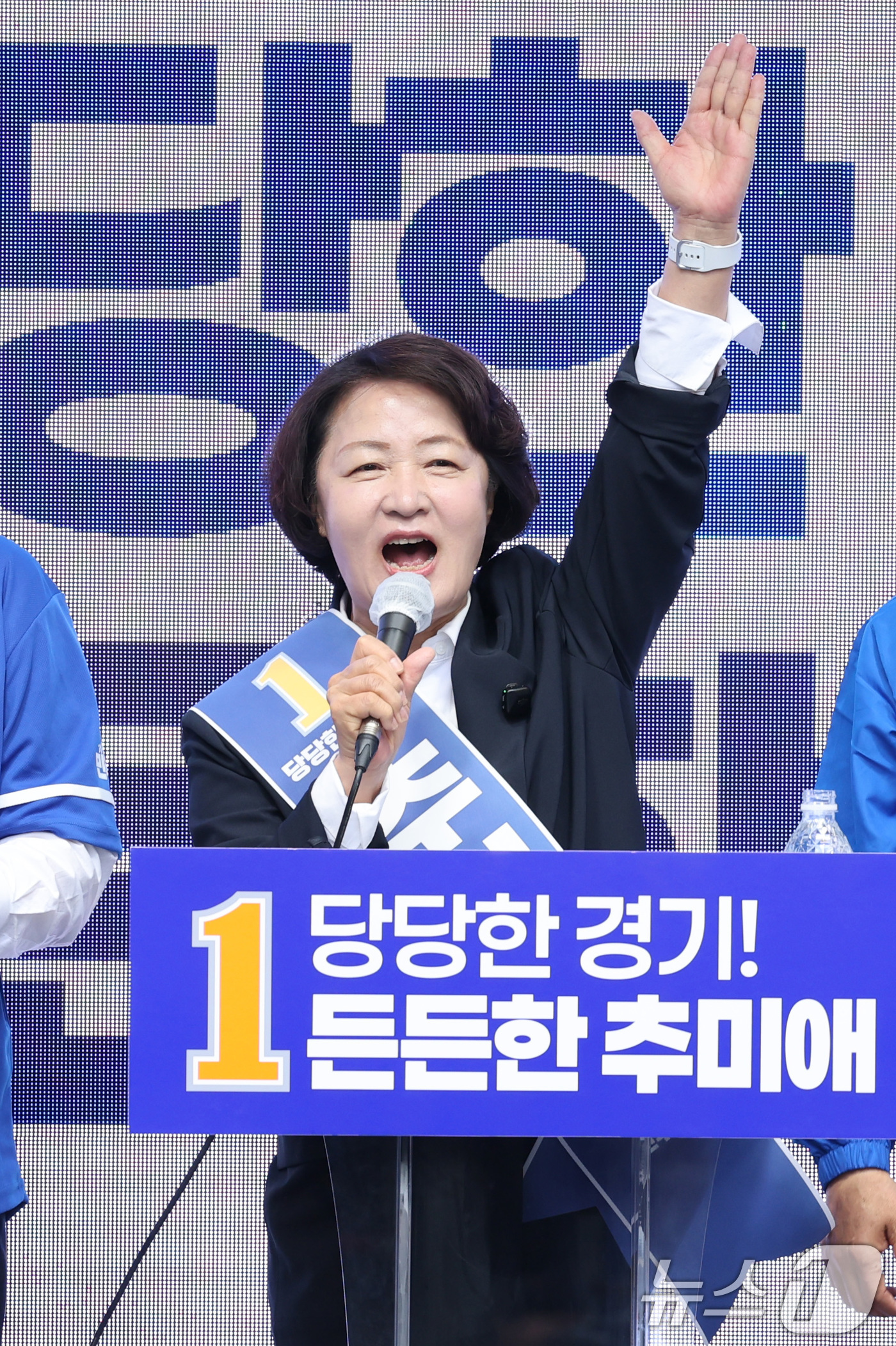 (성남=뉴스1) 신웅수 기자 = 추미애 더불어민주당 경기도지사 후보가 6·3 지방선거 공식 선거운동이 시작된 21일 경기 성남시 서현역을 찾아 시민들에게 지지를 호소하고 있다. 2 …
