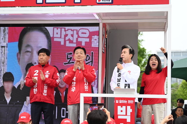 김태흠·박수현, 공식선거 운동 첫날 천안·아산서 유세전