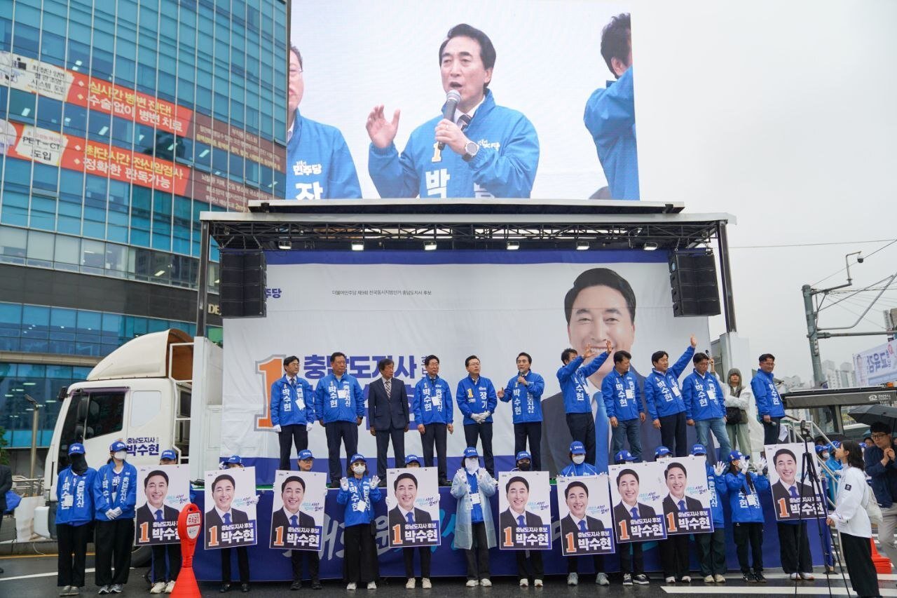 본문 이미지 - 박수현 후보가 천안 충무병원 오거리에서 합동 유세전에 나서고 있다.(선거캠프 제공. 재판매 및 DB금지)/뉴스1