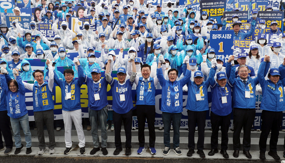 승리 다짐하는 민주당 충북도당