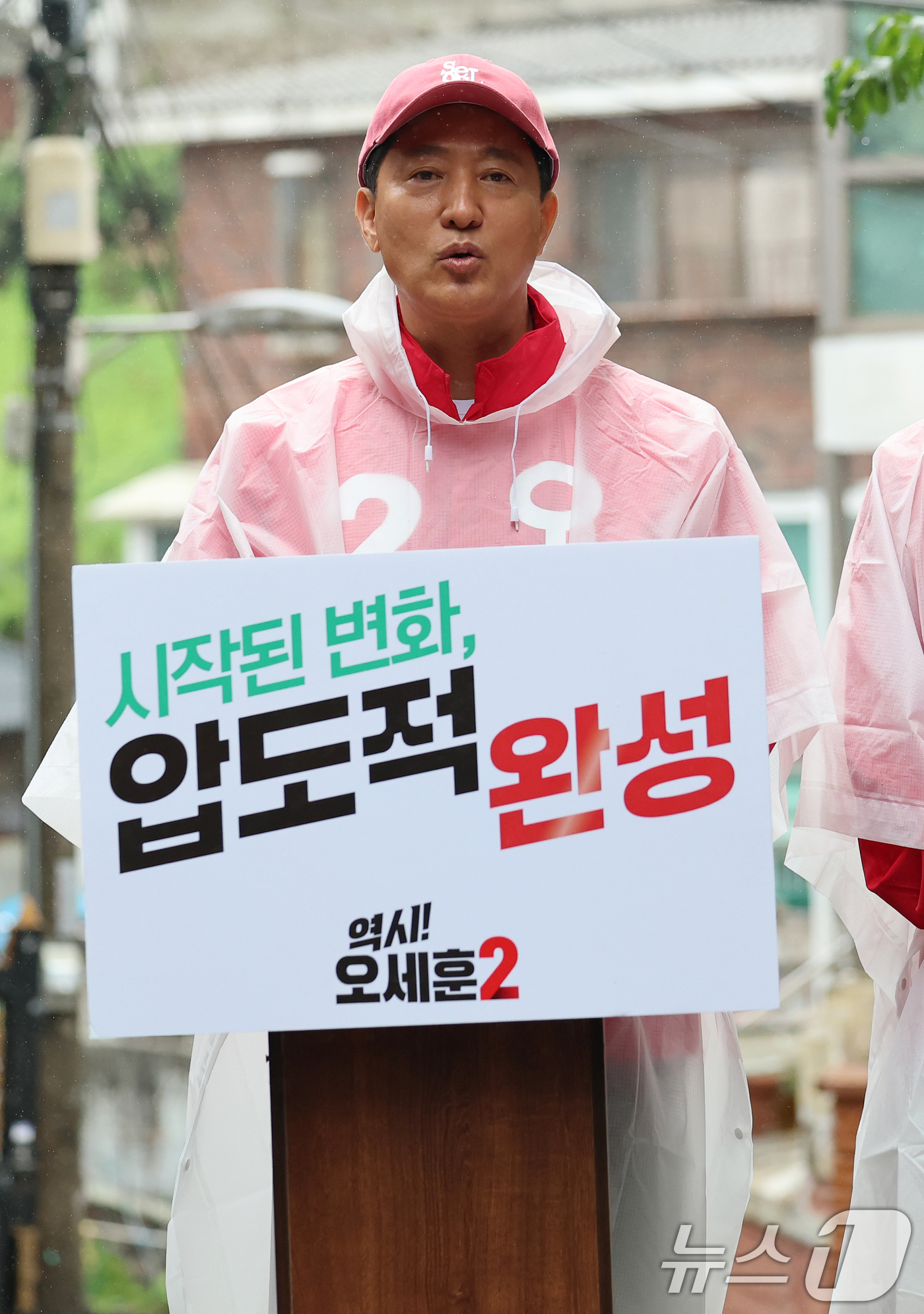(서울=뉴스1) 오대일 기자 = 오세훈 국민의힘 서울시장 후보가 6·3 지방선거 공식 선거운동이 시작된 21일 유년시절을 보낸 서울 강북구 삼양동 골목길에서 대시민 출정 메시지를 …