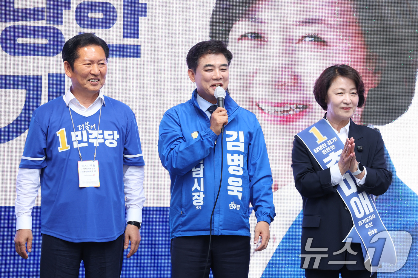 (성남=뉴스1) 신웅수 기자 = 김병욱 더불어민주당 경남시장 후보가 6·3 지방선거 공식 선거운동이 시작된 21일 경기 성남시 서현역을 찾아 정청래 더불어민주당 대표, 추미애 경기 …