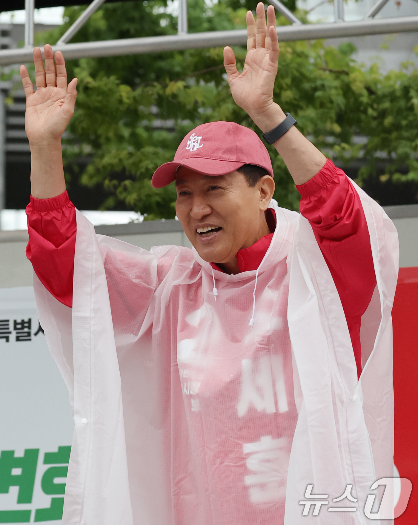 (서울=뉴스1) 오대일 기자 = 오세훈 국민의힘 서울시장 후보가 6·3 지방선거 공식 선거운동이 시작된 21일 서울 강북구 삼양사거리에서 열린 첫 유세에서 지지를 호소하고 있다. …