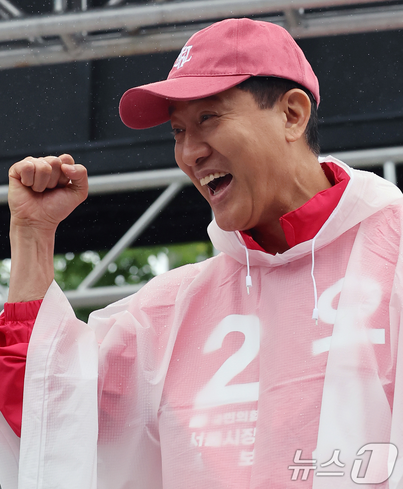 (서울=뉴스1) 오대일 기자 = 오세훈 국민의힘 서울시장 후보가 6·3 지방선거 공식 선거운동이 시작된 21일 서울 강북구 삼양사거리에서 열린 첫 유세에서 주먹을 불끈 쥐며 지지를 …