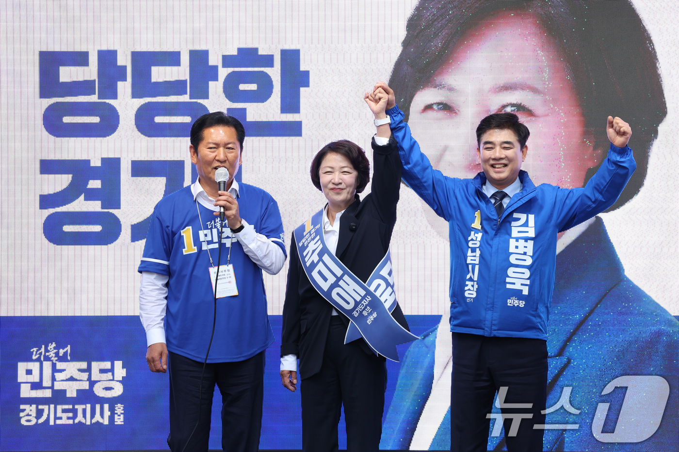 (성남=뉴스1) 신웅수 기자 = 정청래 더불어민주당 대표가 6·3 지방선거 공식 선거운동이 시작된 21일 경기 성남시 서현역을 찾아 추미애 경기도지사 후보, 김병욱 성남시장 후보 …