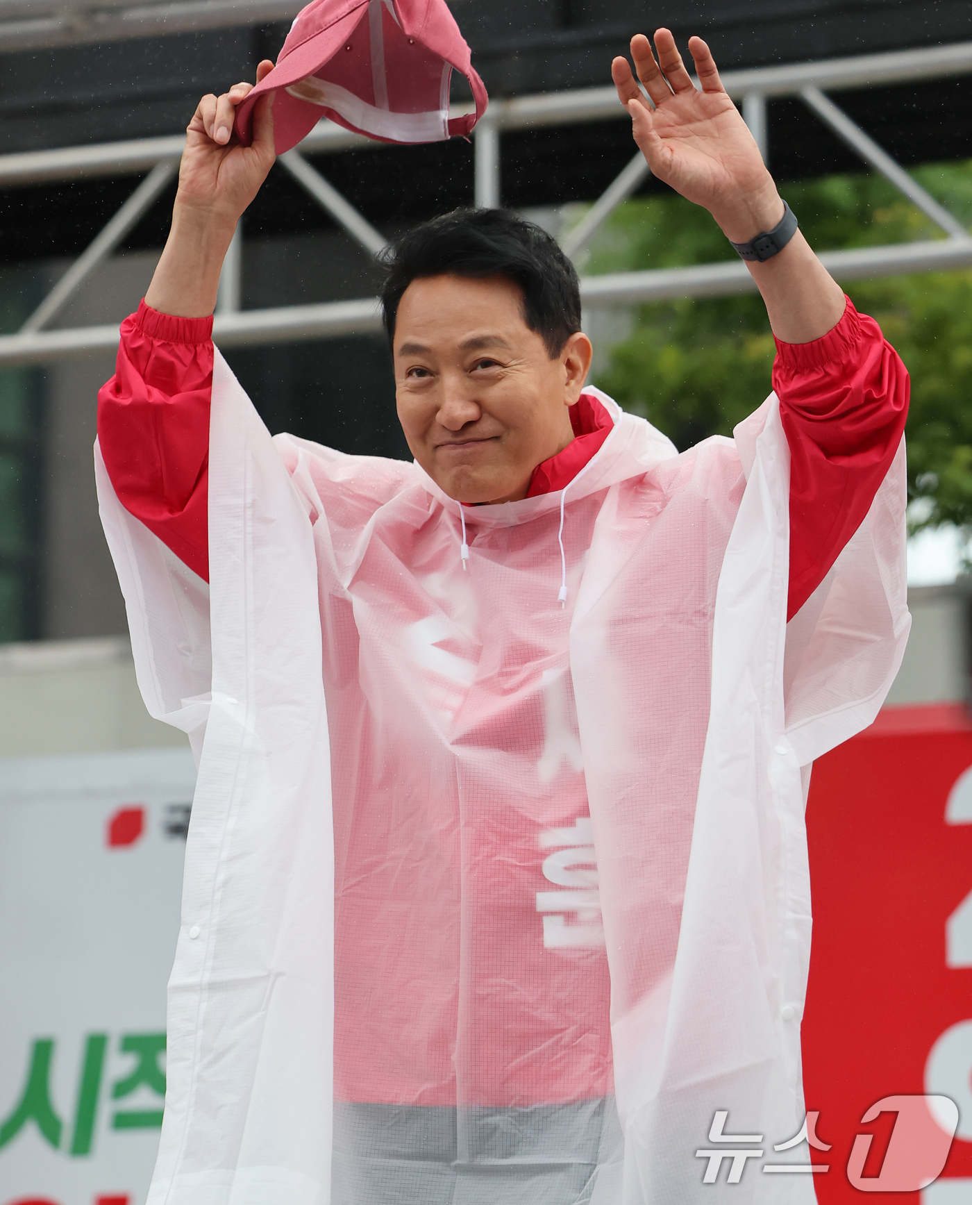 (서울=뉴스1) 오대일 기자 = 오세훈 국민의힘 서울시장 후보가 6·3 지방선거 공식 선거운동이 시작된 21일 서울 강북구 삼양사거리에서 열린 첫 유세에서 지지를 호소하고 있다. …
