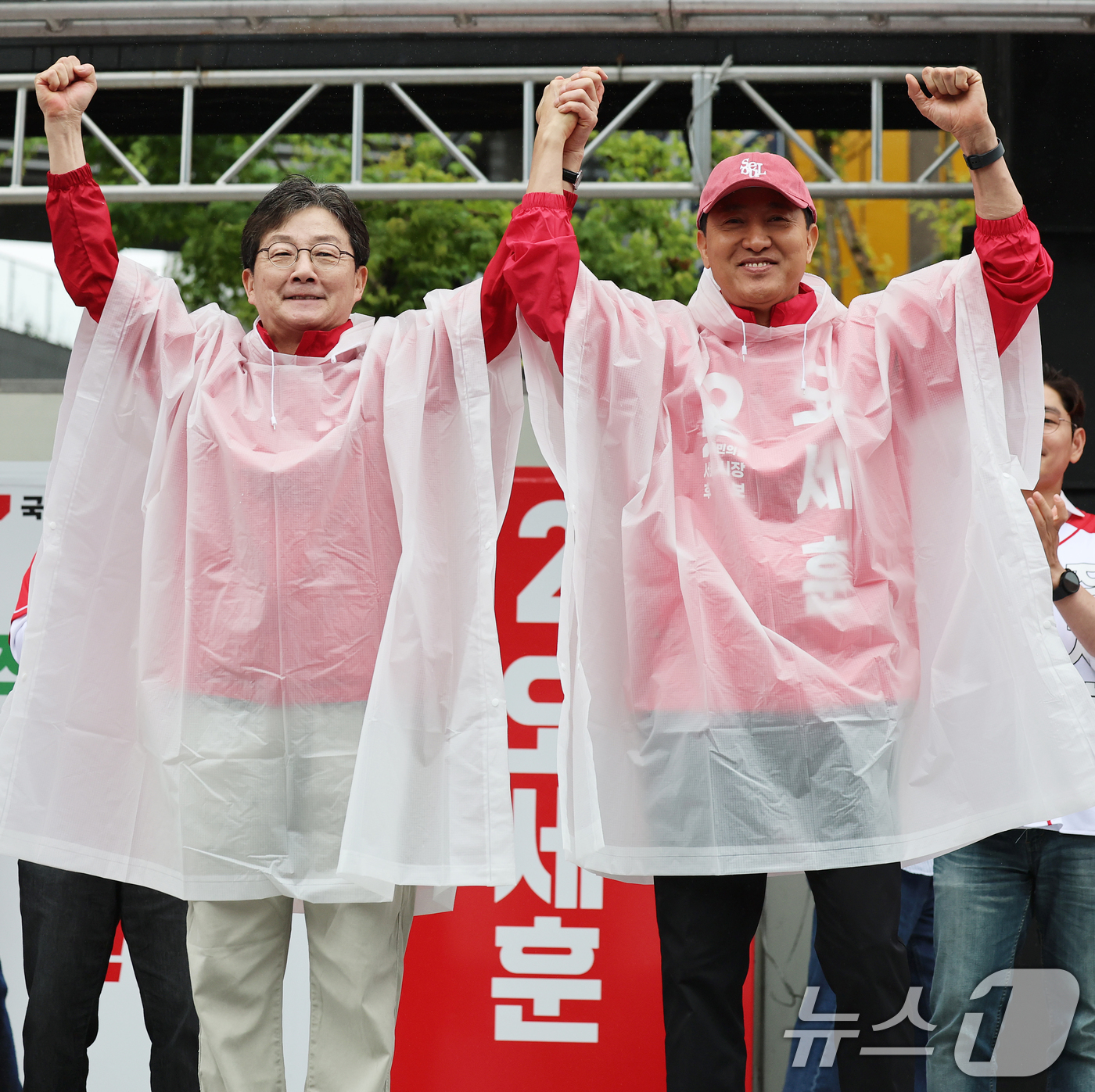 (서울=뉴스1) 오대일 기자 = 오세훈 국민의힘 서울시장 후보가 6·3 지방선거 공식 선거운동이 시작된 21일 서울 강북구 삼양사거리에서 열린 첫 유세에서 유승민 전 의원과 함께 …
