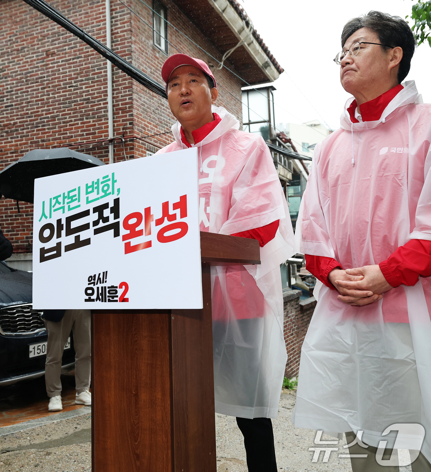 (서울=뉴스1) 오대일 기자 = 오세훈 국민의힘 서울시장 후보가 6·3 지방선거 공식 선거운동이 시작된 21일 유년시절을 보낸 서울 강북구 삼양동 골목길에서 대시민 출정 메시지를 …