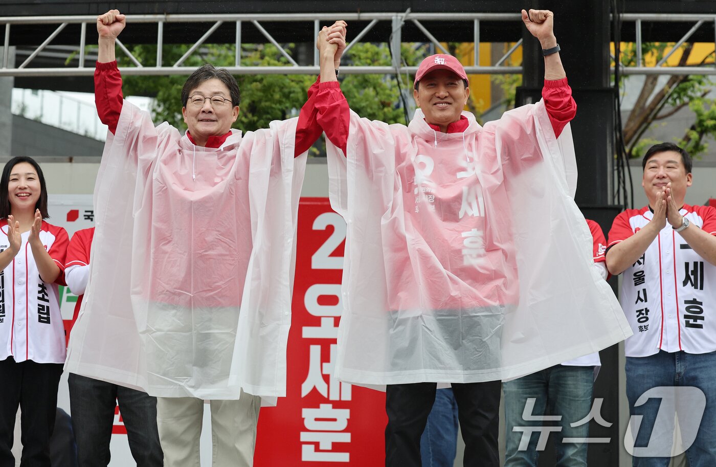 본문 이미지 - 오세훈 국민의힘 서울시장 후보가 6·3 지방선거 공식 선거운동이 시작된 21일 서울 강북구 삼양사거리에서 열린 첫 유세에서 유승민 전 의원과 함께 지지를 호소하고 있다. 2026.5.21 ⓒ 뉴스1 오대일 기자