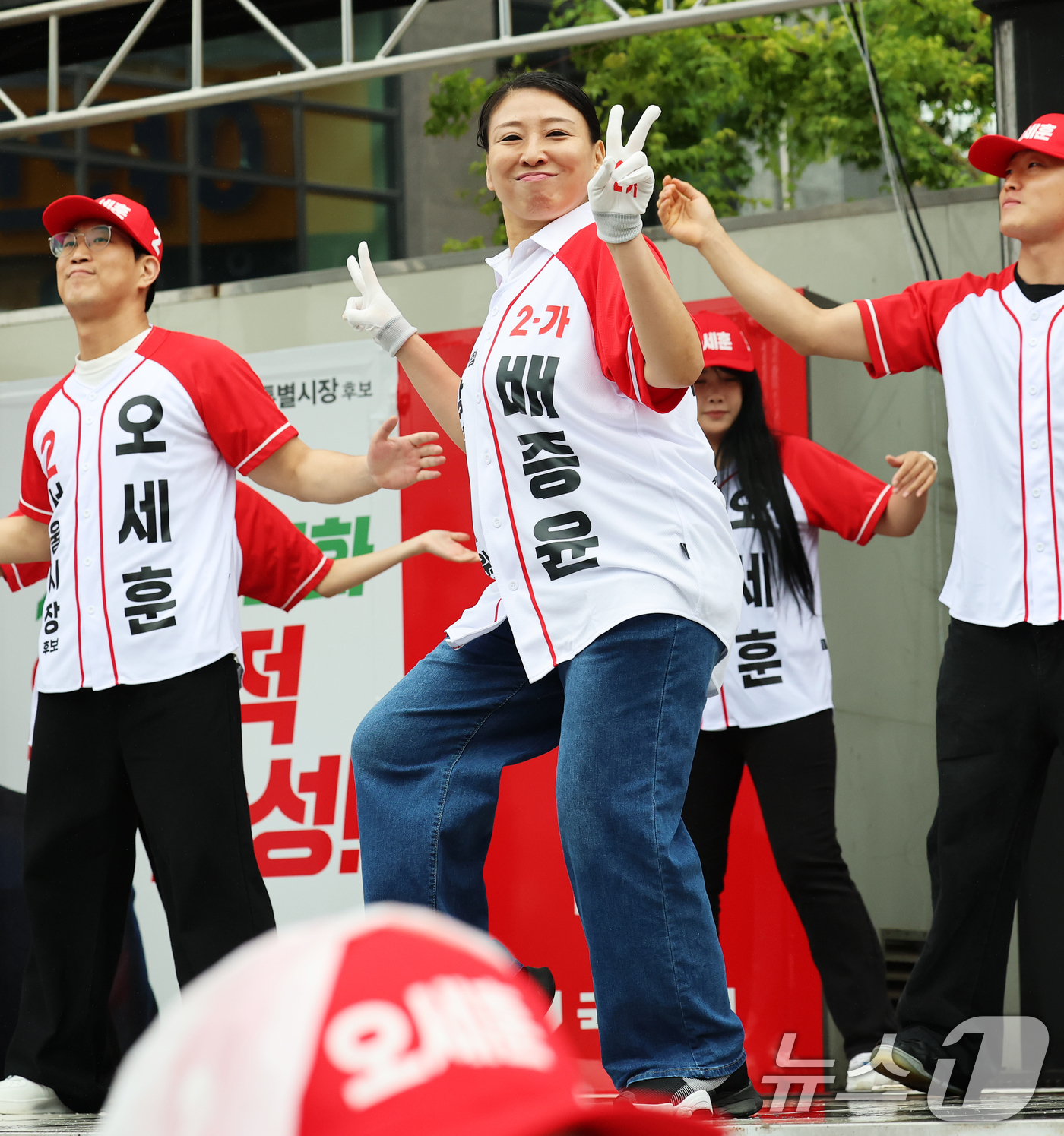 (서울=뉴스1) 오대일 기자 = 6·3 지방선거 공식 선거운동이 시작된 21일 서울 강북구 삼양사거리에서 열린 오세훈 국민의힘 서울시장 후보의 거리유세에서 선거운동원들이 신나는 율 …