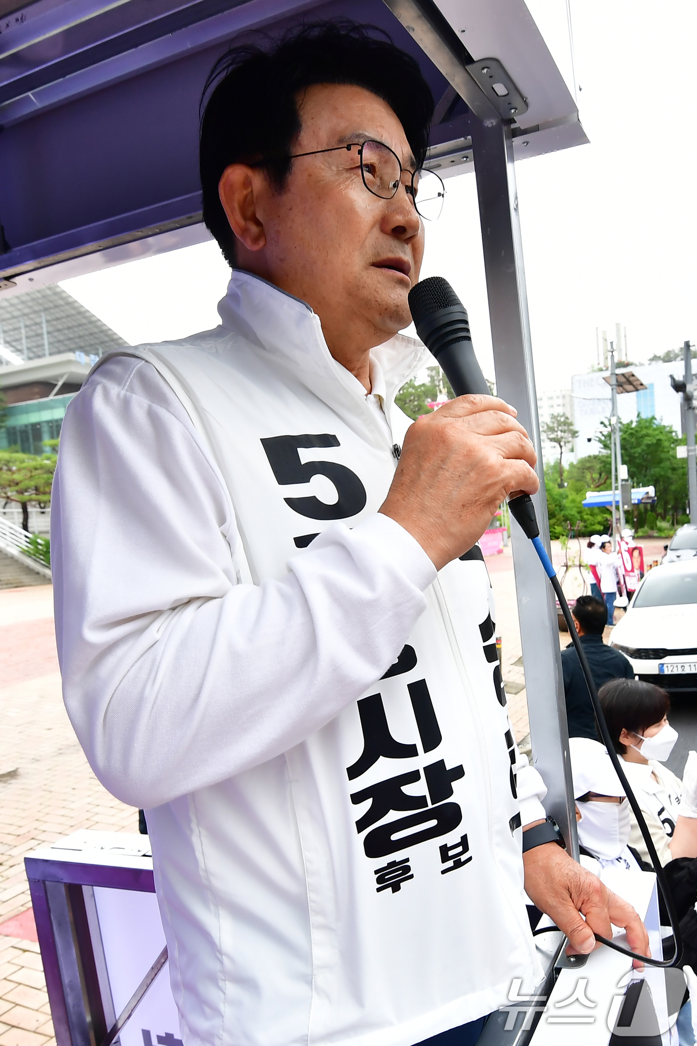 (포항=뉴스1) 최창호 기자 = 6·3 지방선거 공식 선거운동이 시작된 21일 오전 박승호 무소속 포항시장 후보가 남구 포힝시청 앞 광장에서 거리 인사를 하고 있다. 2026.5. …