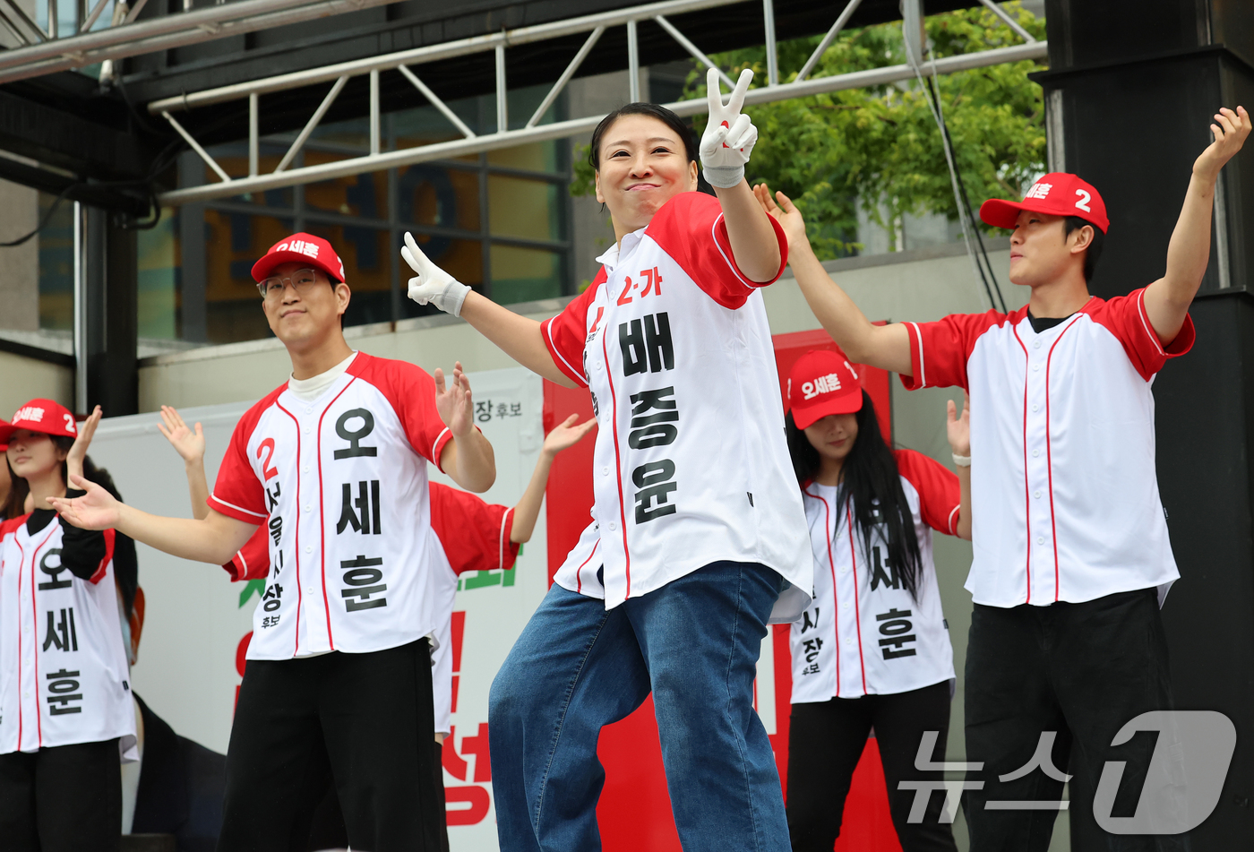 (서울=뉴스1) 오대일 기자 = 6·3 지방선거 공식 선거운동이 시작된 21일 서울 강북구 삼양사거리에서 열린 오세훈 국민의힘 서울시장 후보의 거리유세에서 선거운동원들이 신나는 율 …