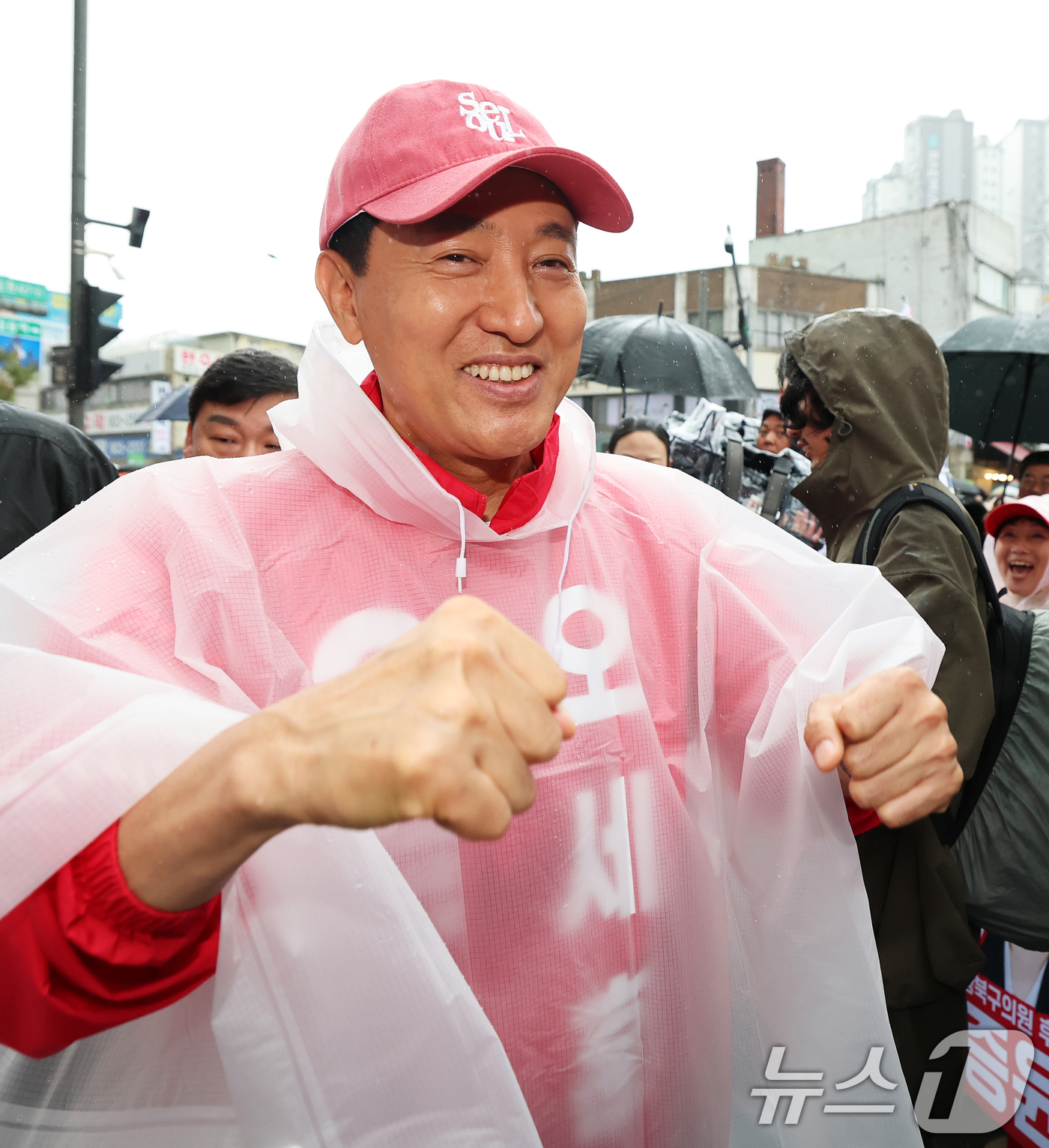 (서울=뉴스1) 오대일 기자 = 오세훈 국민의힘 서울시장 후보가 6·3 지방선거 공식 선거운동이 시작된 21일 서울 강북구 삼양사거리에서 열린 첫 유세에서 지지를 호소하고 있다. …