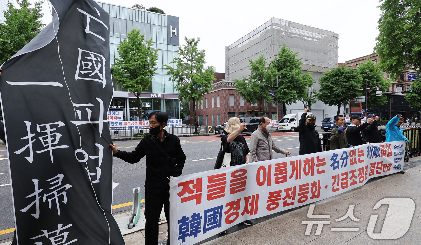 (서울=뉴스1) 김성진 기자 = 삼성전자 주주행동 실천본부 관계자들이 21일 서울 용산구 한강진역 앞에서 삼성전자 노조를 규탄하는 기자회견을 열고 구호를 외치고 있다. 2026.5 …