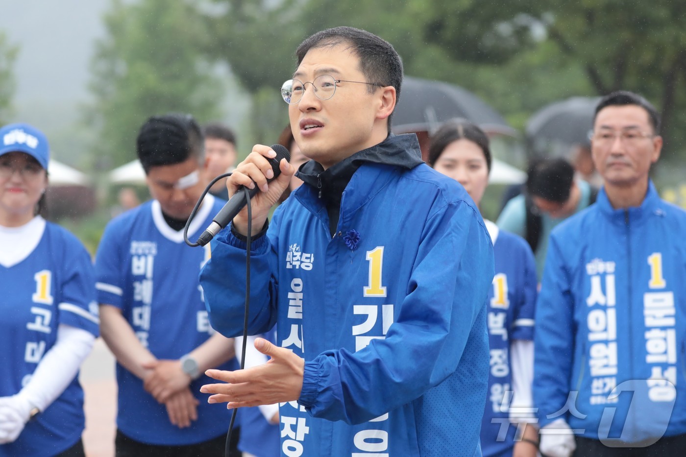 (울산=뉴스1) 김세은 기자 = 김상욱 더불어민주당 울산시장 후보가 21일 울산 중구 태화강 국가정원 만남의 광장에서 선대위 출범식을 열고 연설을 하고 있다. 2026.5.21/뉴 …