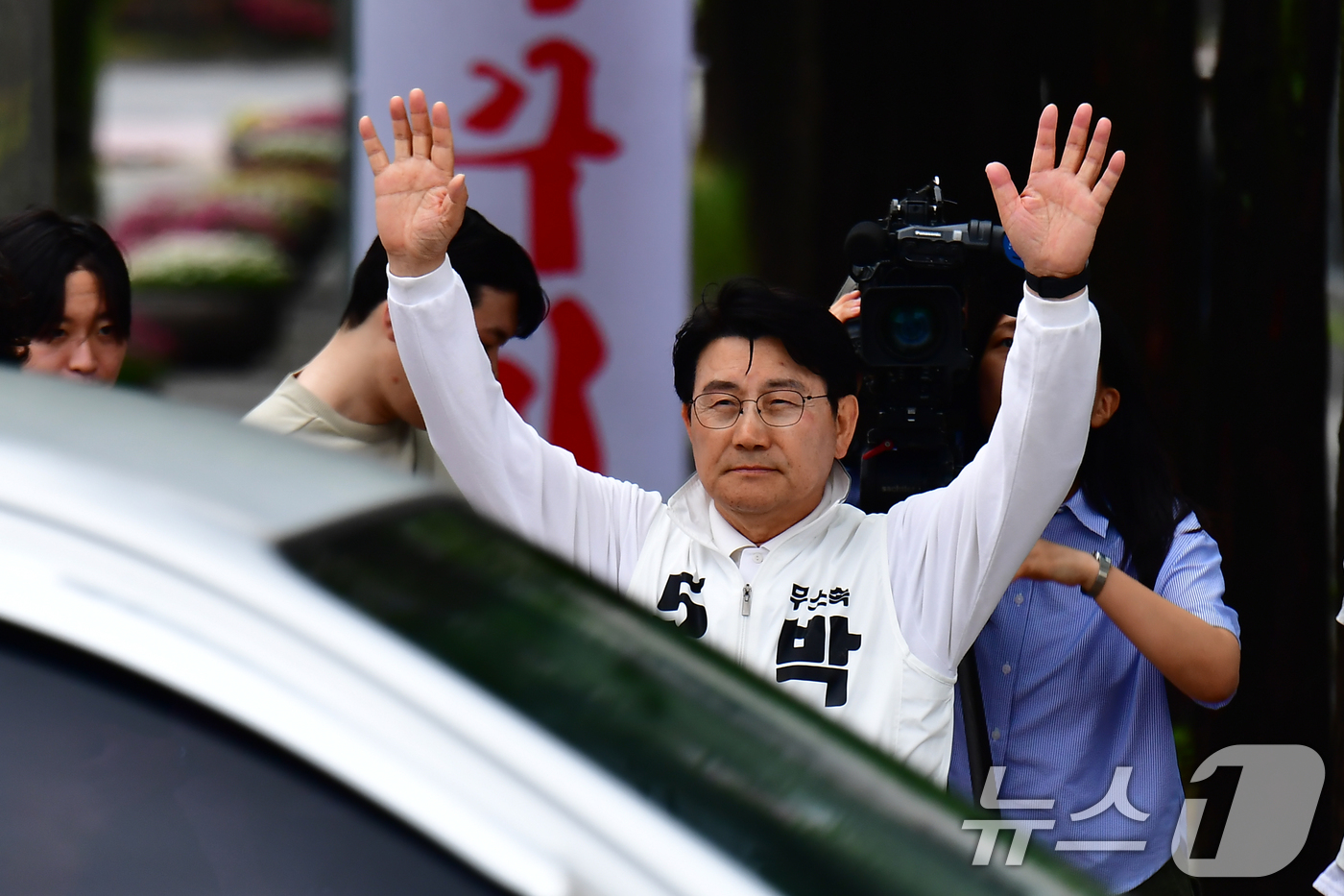 (포항=뉴스1) 최창호 기자 = 6·3 지방선거 공식 선거운동이 시작된 21일 오전 박승호 무소속 포항시장 후보가 남구 포힝시청 앞 광장에서 거리 인사를 하고 있다. 2026.5. …