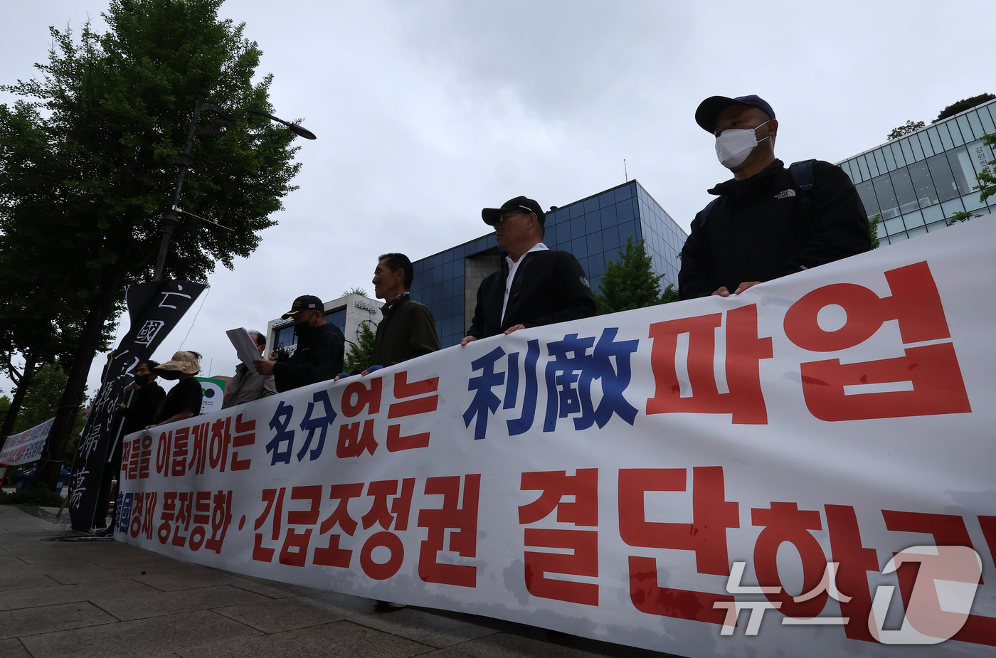 (서울=뉴스1) 김성진 기자 = 삼성전자 주주행동 실천본부 관계자들이 21일 서울 용산구 한강진역 앞에서 삼성전자 노조를 규탄하는 기자회견을 하고 있다. 2026.5.21/뉴스1