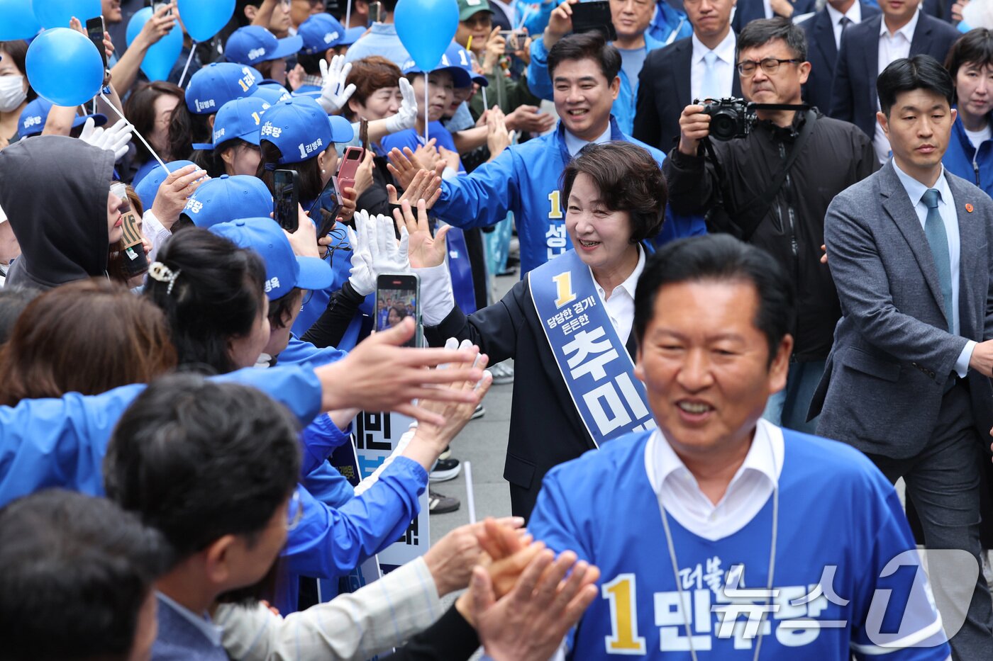 본문 이미지 - 정청래 더불어민주당 대표와 추미애 경기도지사 후보, 김병욱 성남시장 후보가 6·3 지방선거 공식 선거운동이 시작된 21일 경기 성남시 서현역을 찾아 선거운동원들과 하이파이브를 하며 유세에 입장하고 있다. 2026.5.21 ⓒ 뉴스1 신웅수 기자