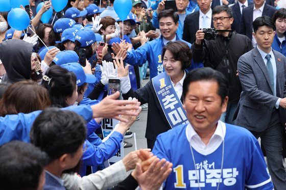 與, 선거운동 첫날 서울·충청 격전지로…추미애·박수현 지원사격
