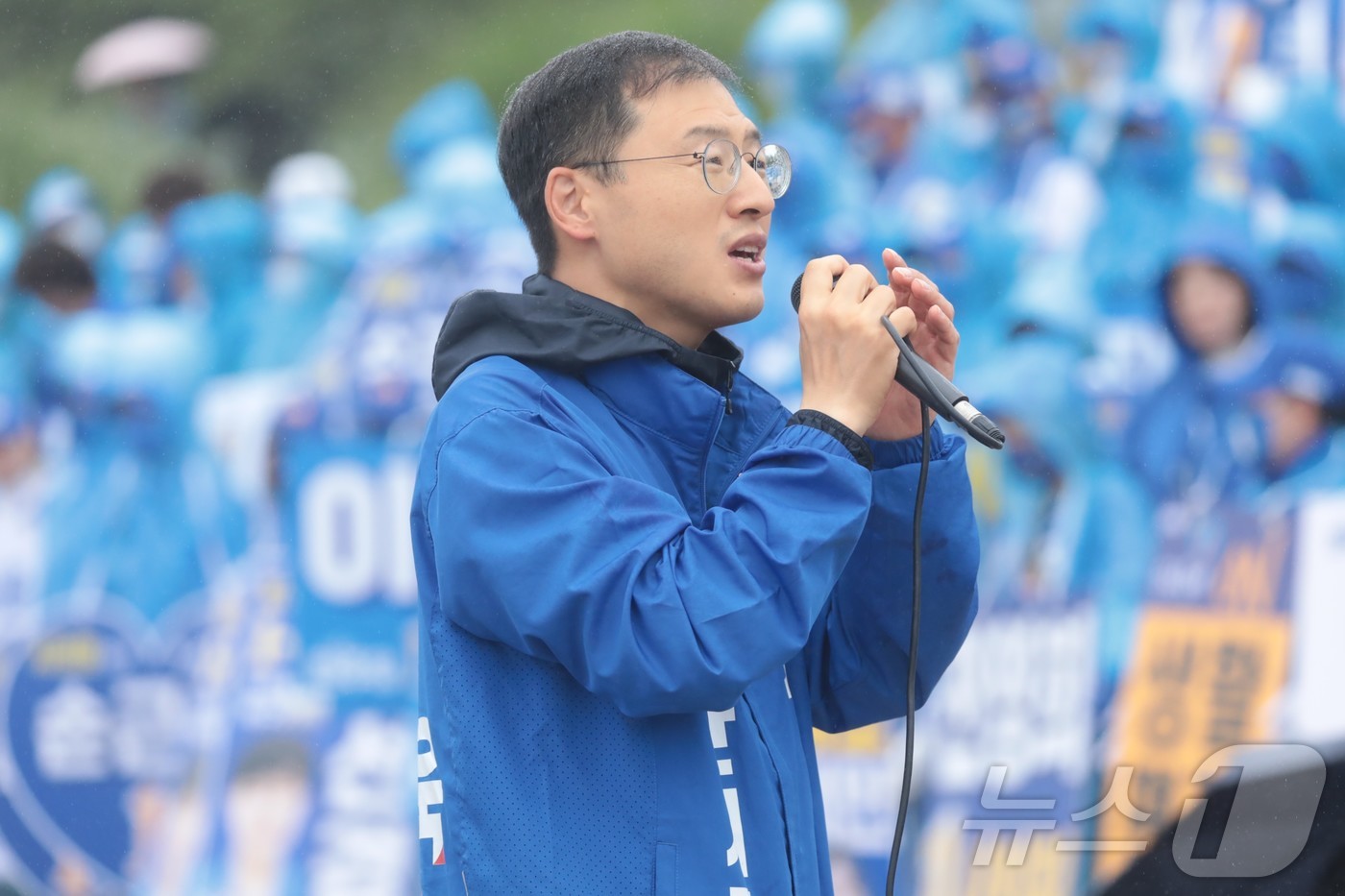 (울산=뉴스1) 김세은 기자 = 김상욱 더불어민주당 울산시장 후보가 21일 울산 중구 태화강 국가정원 만남의 광장에서 선대위 출범식을 열고 연설을 하고 있다. 2026.5.21/뉴 …