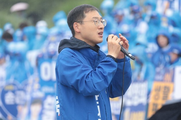 '젖은 땅에 큰절' 김상욱 "울산서 민주혁명을"…파란 우비 당원들 환호