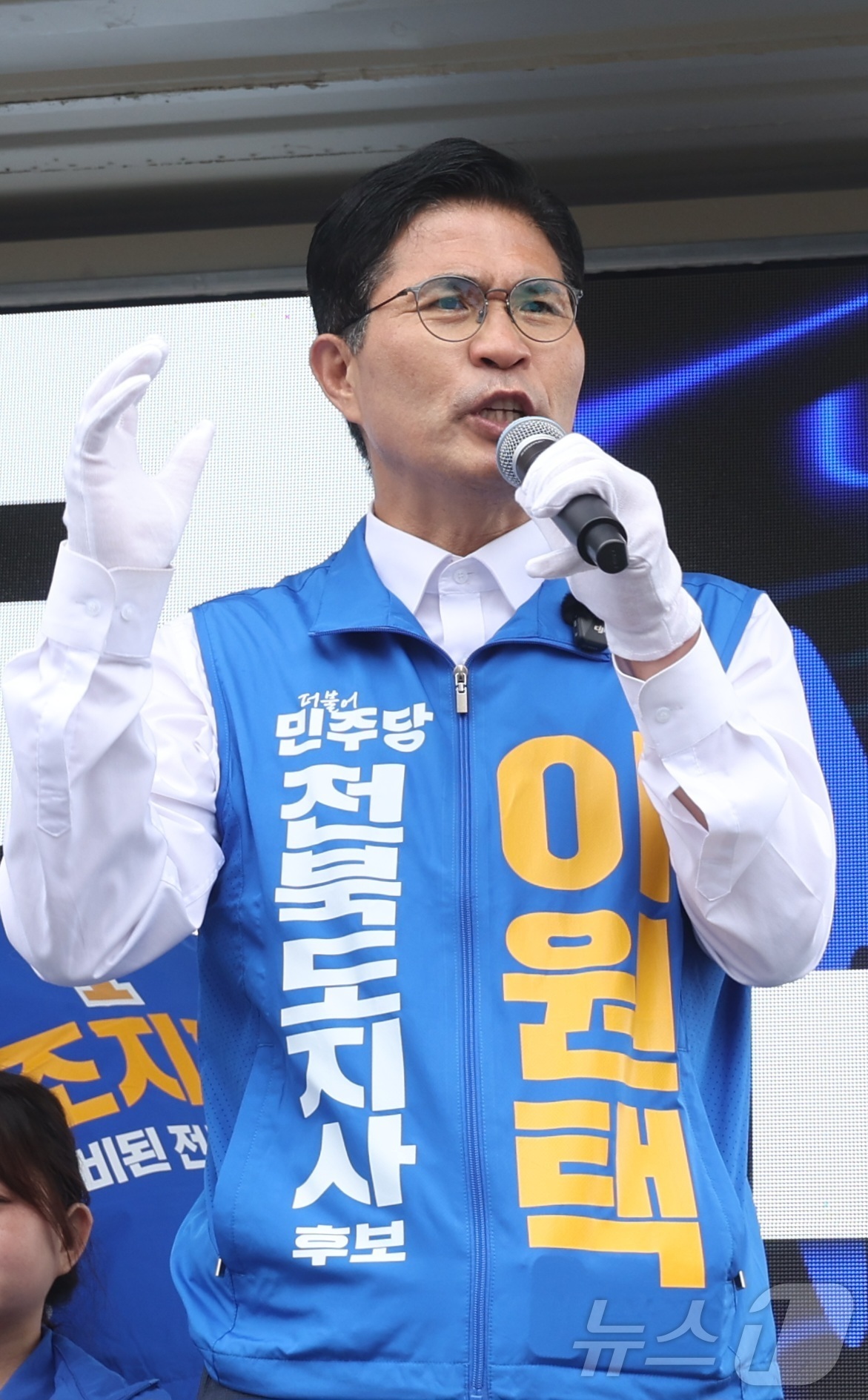 (전주=뉴스1) 유경석 기자 = 이원택 더불어민주당 전북도지사 후보가 21일 전북 전주시 전북도청사거리에서 열린 더불어민주당 전북도당 유세단 출정식에서 시민들에게 지지를 호소하고 …