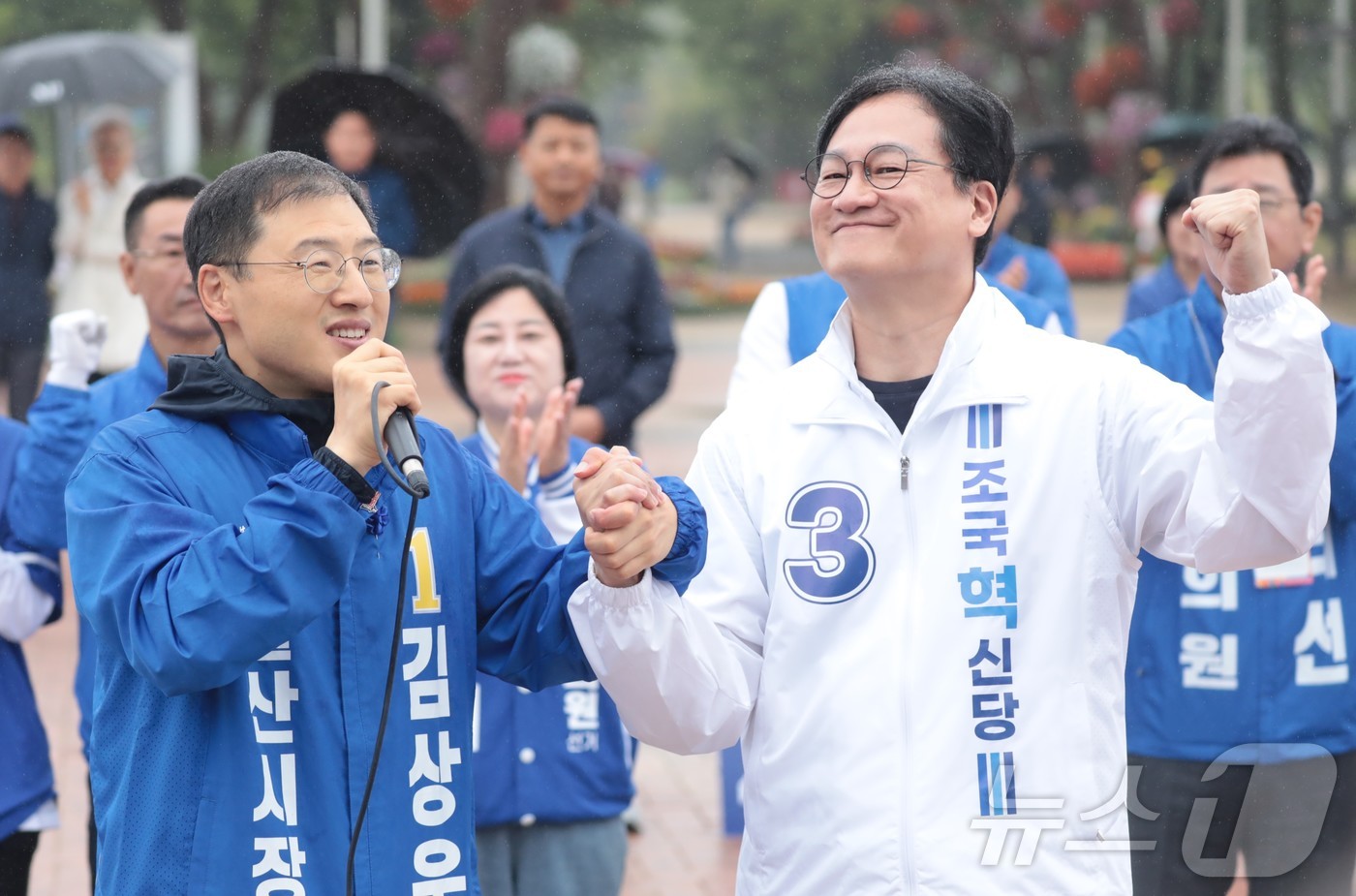(울산=뉴스1) 김세은 기자 = 김상욱 더불어민주당 울산시장 후보(왼쪽)와 황명필 조국혁신당 전 최고위원(오른쪽)이 21일 울산 중구 태화강 국가정원 만남의 광장에서 열린 출범식에 …