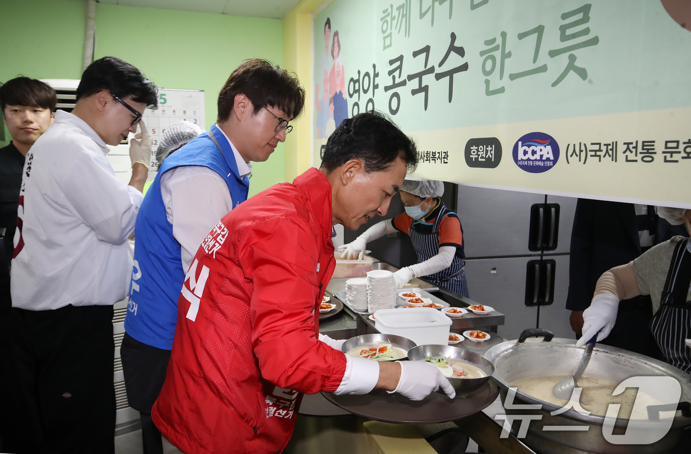 (부산=뉴스1) 윤일지 기자 = 박민식 국민의힘 부산 북구갑 국회의원 보궐선거 후보(오른쪽부터), 하정우 더불어민주당 부산 북구갑 국회의원 보궐선거 후보, 한동훈 무소속 부산 북구 …