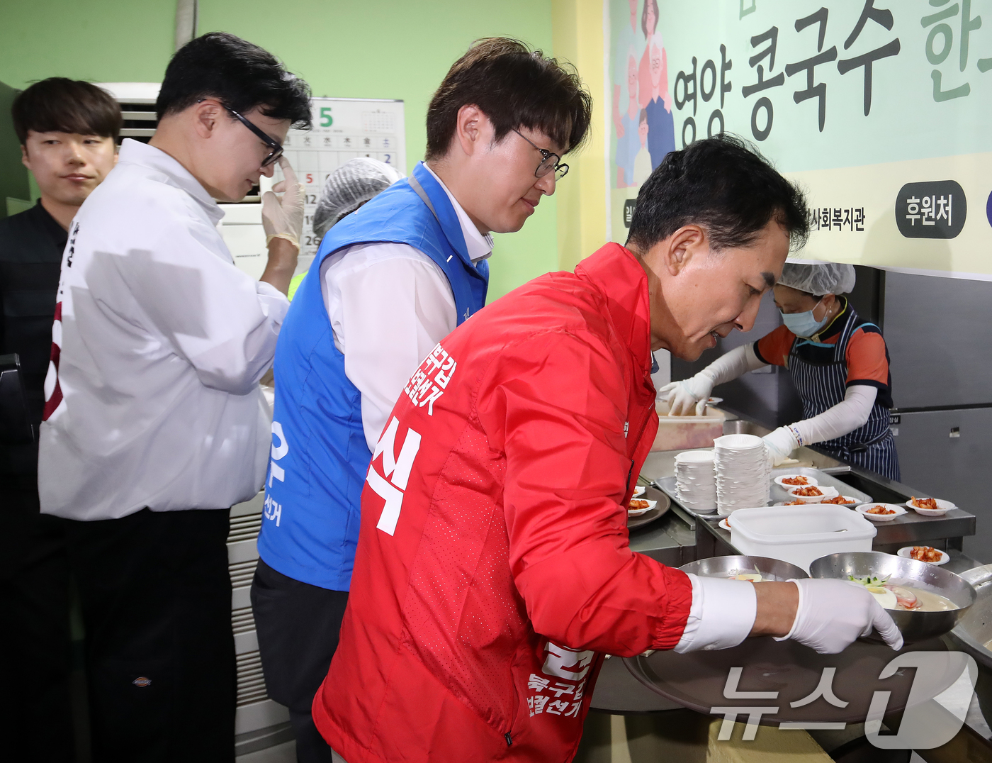 (부산=뉴스1) 윤일지 기자 = 박민식 국민의힘 부산 북구갑 국회의원 보궐선거 후보(오른쪽부터), 하정우 더불어민주당 부산 북구갑 국회의원 보궐선거 후보, 한동훈 무소속 부산 북구 …