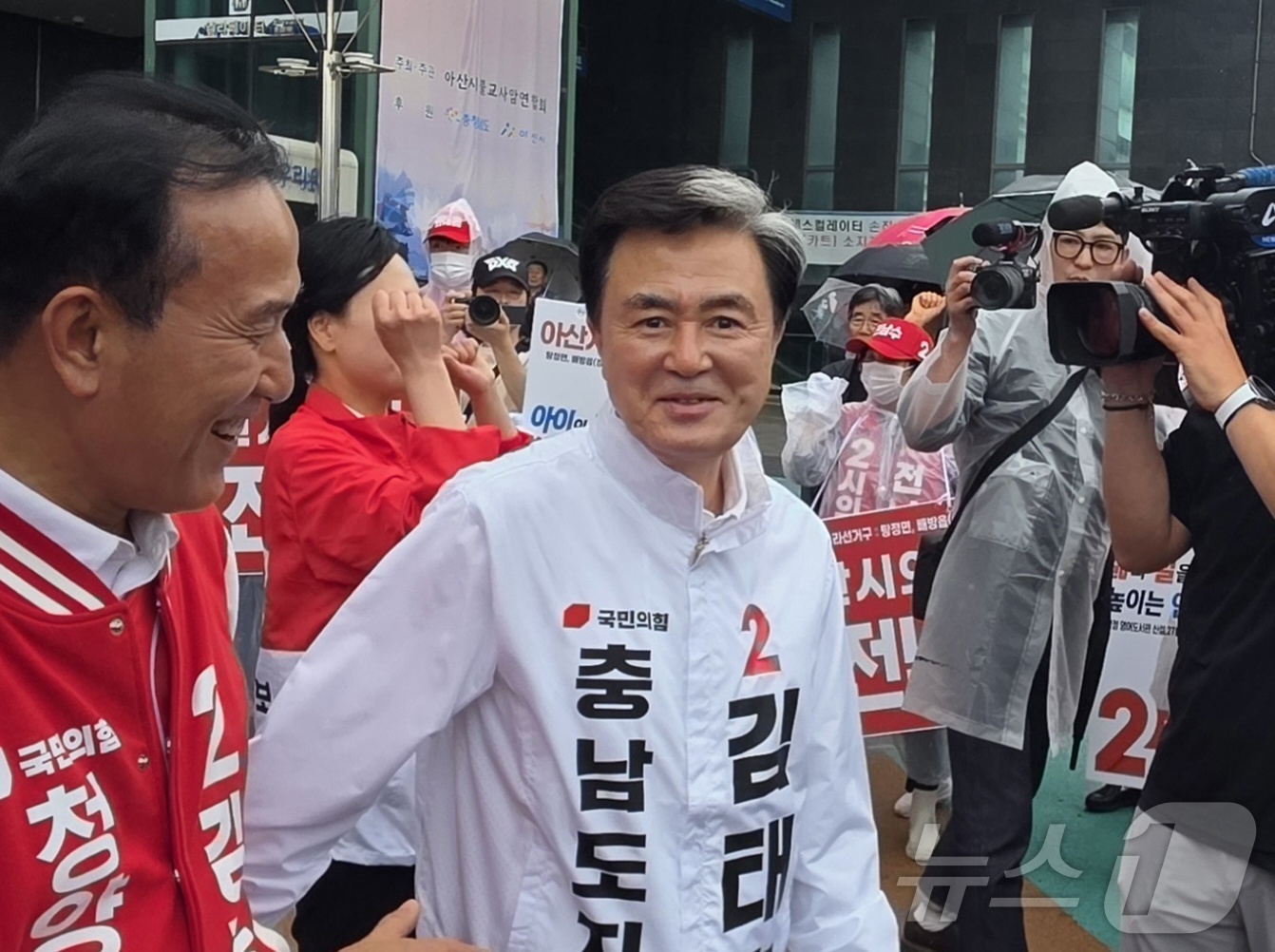 (아산=뉴스1) 이시우 기자 = 김태흠 국민의힘 충남지사 후보가 21일 충남 아산 온양온천역 광장에서 열린 국민의힘 출정식에서 참석하고 있다.  2026.5.21/뉴스1