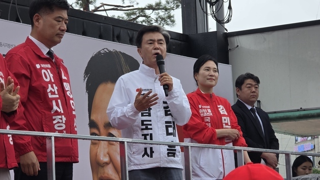 인사하는 국민의힘 김태흠 충남지사 후보