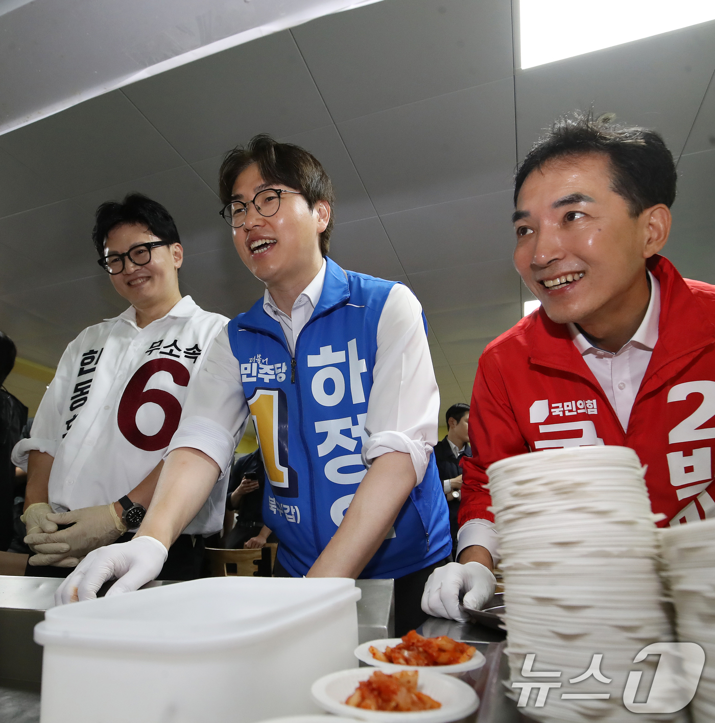 (부산=뉴스1) 윤일지 기자 = 한동훈 무소속 부산 북구갑 국회의원 보궐선거 후보(왼쪽부터) 하정우 더불어민주당 부산 북구갑 국회의원 보궐선거 후보, 박민식 국민의힘 부산 북구갑 …