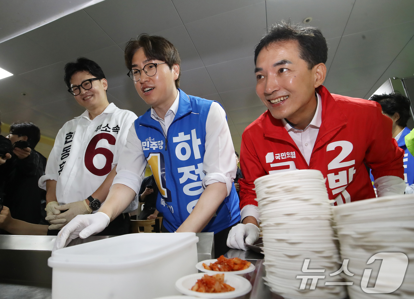 (부산=뉴스1) 윤일지 기자 = 한동훈 무소속 부산 북구갑 국회의원 보궐선거 후보(왼쪽부터) 하정우 더불어민주당 부산 북구갑 국회의원 보궐선거 후보, 박민식 국민의힘 부산 북구갑 …