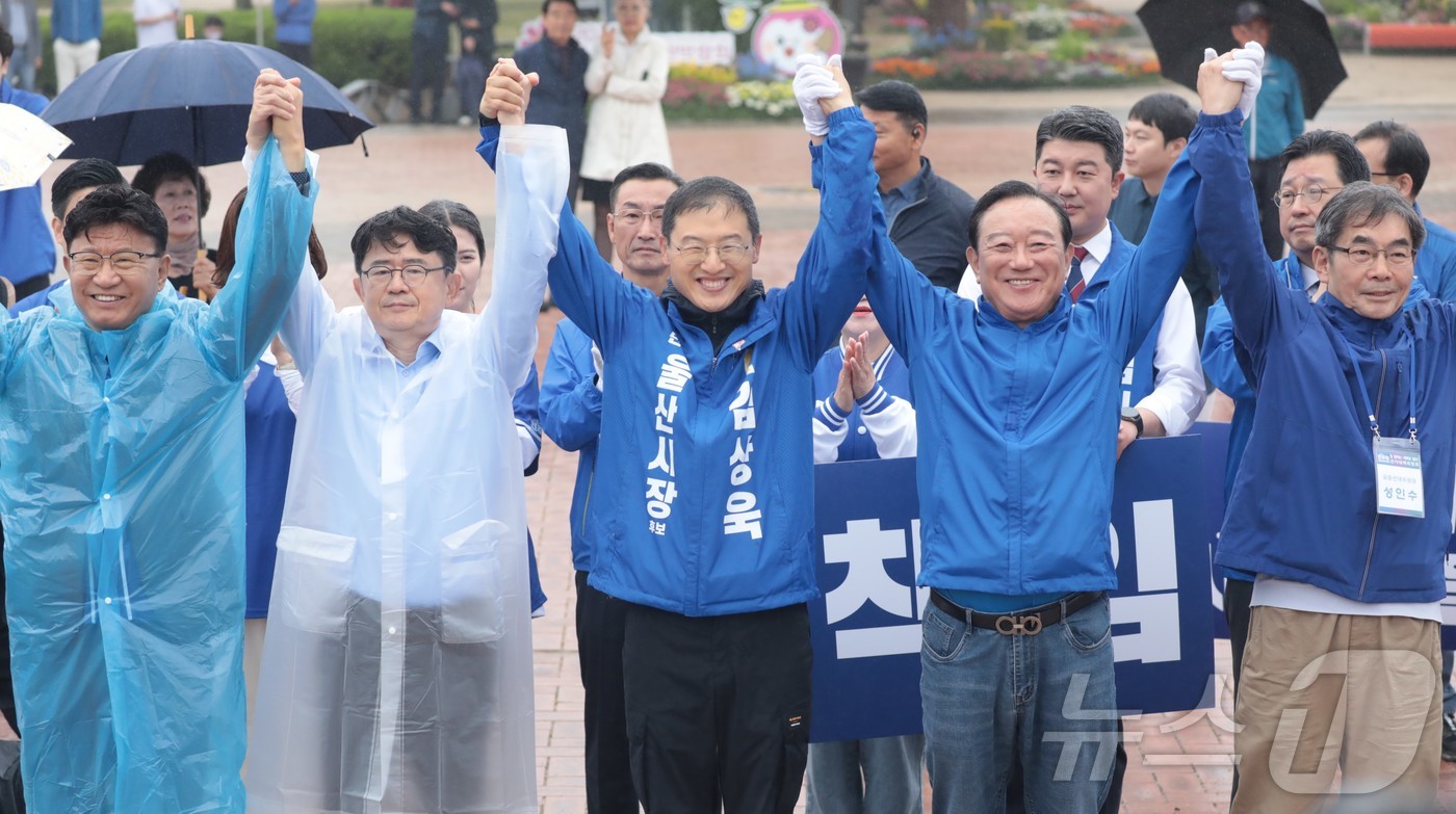 (울산=뉴스1) 김세은 기자 = 김상욱 더불어민주당 울산시장 후보(가운데)가 21일 울산 중구 태화강 국가정원 만남의 광장에서 열린 출범식에서 같은 참석자들과 함께 손을 맞잡고 있 …