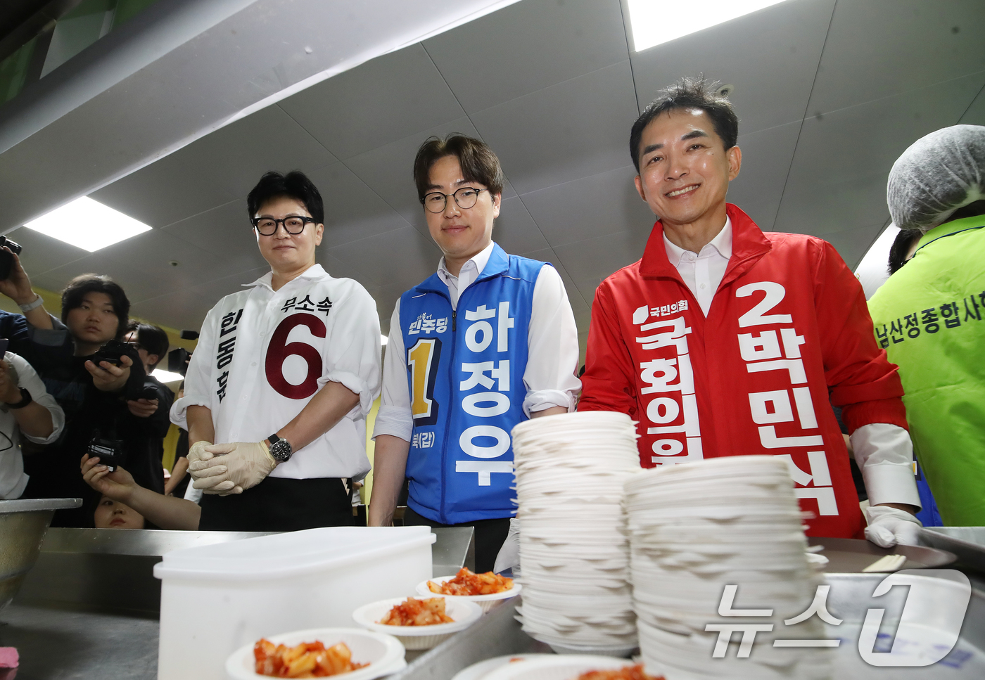 (부산=뉴스1) 윤일지 기자 = 한동훈 무소속 부산 북구갑 국회의원 보궐선거 후보(왼쪽부터) 하정우 더불어민주당 부산 북구갑 국회의원 보궐선거 후보, 박민식 국민의힘 부산 북구갑 …