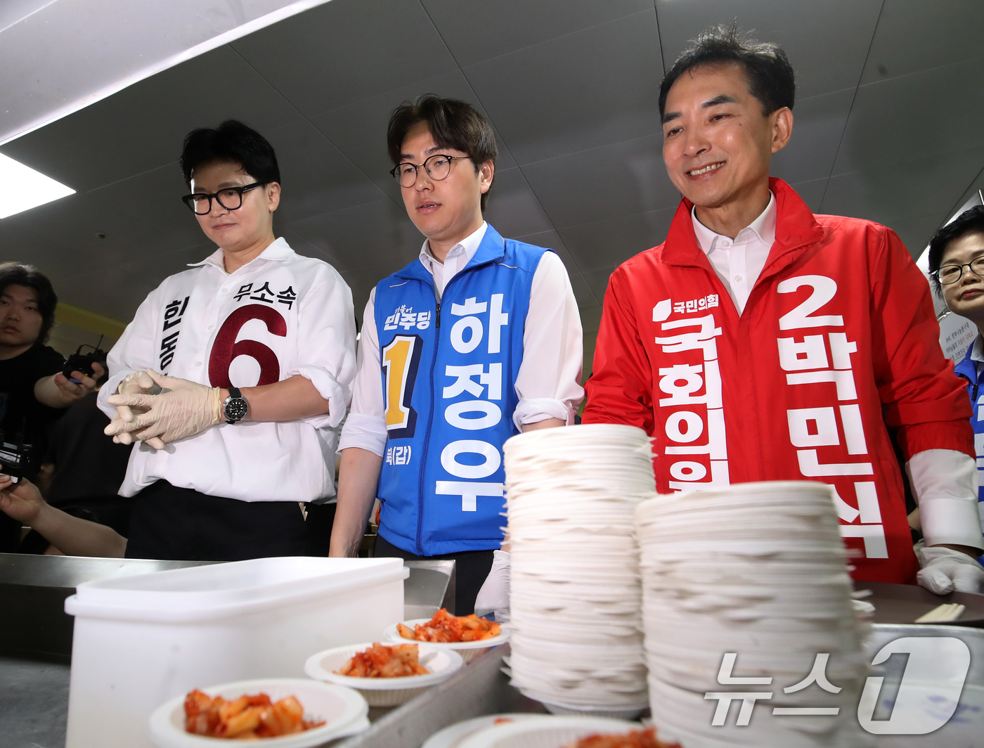 (부산=뉴스1) 윤일지 기자 = 한동훈 무소속 부산 북구갑 국회의원 보궐선거 후보(왼쪽부터) 하정우 더불어민주당 부산 북구갑 국회의원 보궐선거 후보, 박민식 국민의힘 부산 북구갑 …