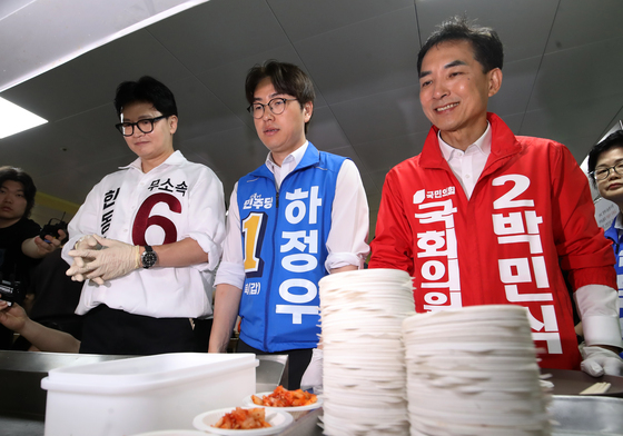 가까이 하기엔 너무 먼…하정우 좌우로 박민식 한동훈 배식봉사