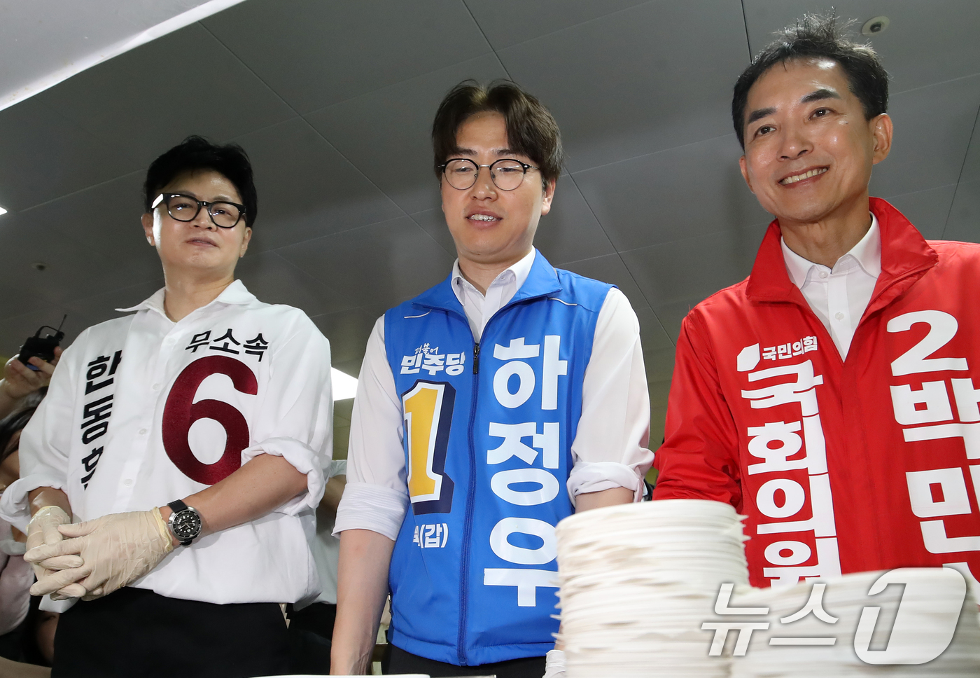 (부산=뉴스1) 윤일지 기자 = 한동훈 무소속 부산 북구갑 국회의원 보궐선거 후보(왼쪽부터) 하정우 더불어민주당 부산 북구갑 국회의원 보궐선거 후보, 박민식 국민의힘 부산 북구갑 …