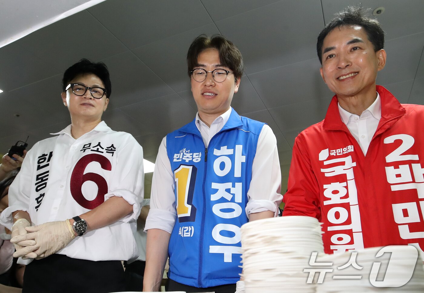 본문 이미지 - 한동훈 무소속 부산 북구갑 국회의원 보궐선거 후보(왼쪽부터) 하정우 더불어민주당 부산 북구갑 국회의원 보궐선거 후보, 박민식 국민의힘 부산 북구갑 국회의원 보궐선거 후보가 21일 부산 북구 남산정종합사회복지관에서 열린 콩국수 나눔 행사에 참석해 콩국수 봉사를 하고 있다. 2026.5.21 ⓒ 뉴스1 윤일지 기자
